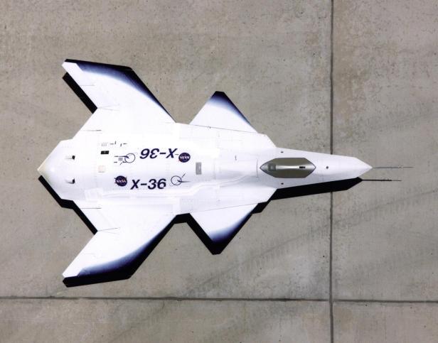 Das Experimentalflugzeug X-36 von oben auf einer Betonfläche fotografiert.