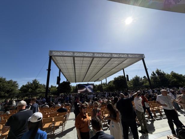 Der Apple Park füllt sich 