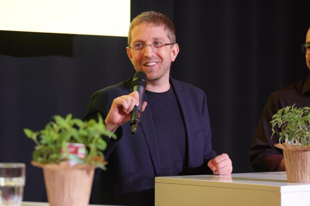 Florian Aigner ist Quantenphysiker und Wissenschaftsautor.