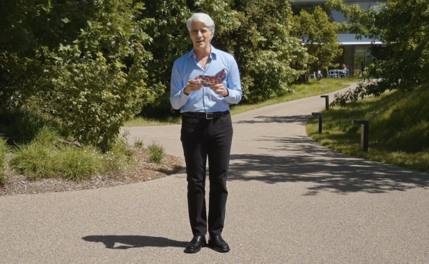 Craig Federighi faltet demonstrativ ein Blatt Papier