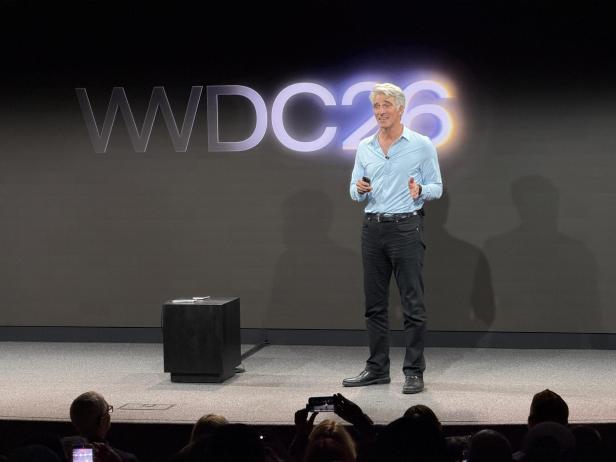 Software-Chef Craig Federighi erklärt die neuen KI-Funktionen am Rande der WWDC 2026.