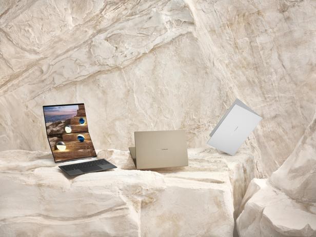 Ein Laptop vor Stein