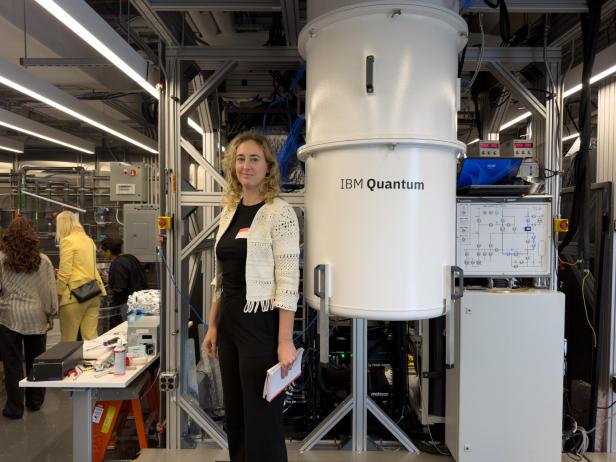 Redakteurin Jana Unterrainer mit Quantencomputer im Quantum Lab. 