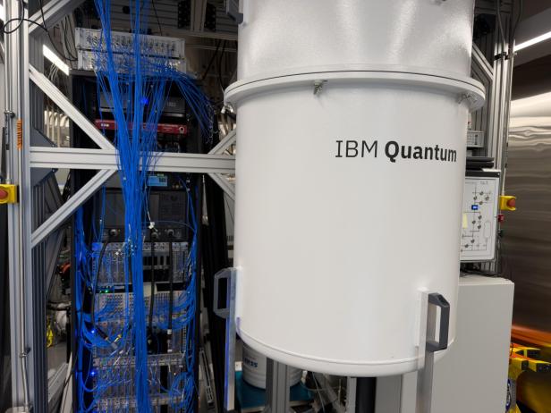 Blaue Kabel kommen oben aus dem Kältetank und sind an die Qubits angeschlossen. 