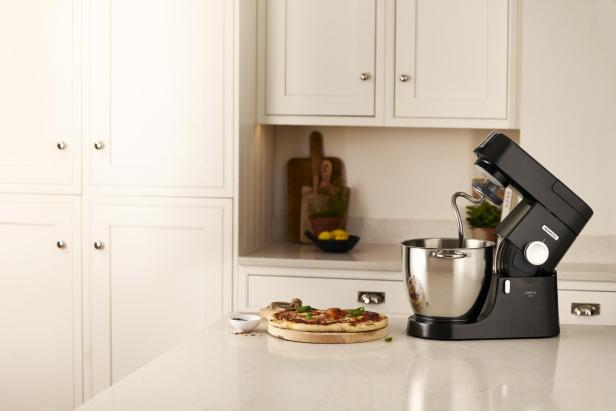 Kenwood_Chef XL Pro auf einer Kücheninsel mit Pizza daneben