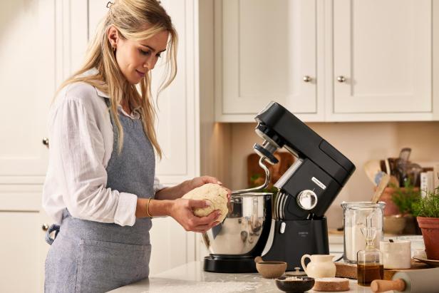 Blonde Frau mit Pizzateig vor der Kenwood Chef XL Pro 