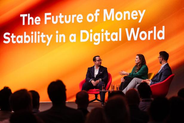 Drei Expert:innen diskutieren auf einer Bühne beim Mastercard Innovation Forum Austria 2026 über die Zukunft und Stabilität digitaler Zahlungsmethoden.