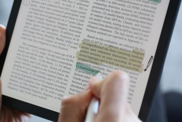 Eine Person markiert Textstellen auf einem E-Reader mit einem digitalen Stift in verschiedenen Farben.