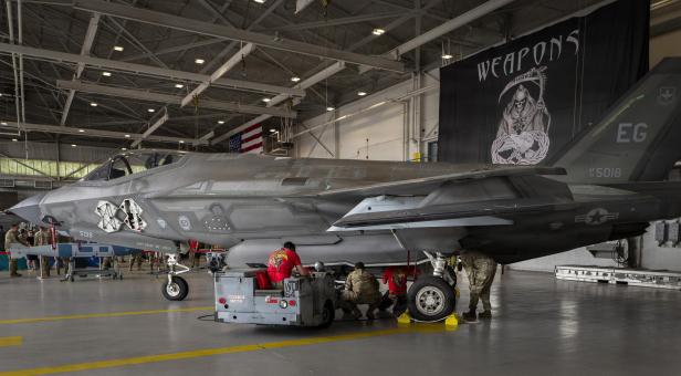 Wartungsteam lädt eine AIM-120-Rakete in den Waffenschacht einer F-35.