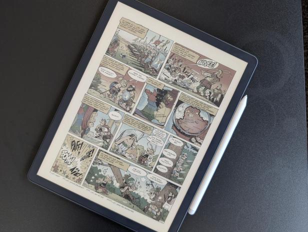 Kindle mit Stift zeigt einen Comic auf dem Farb-E-Ink-Display.