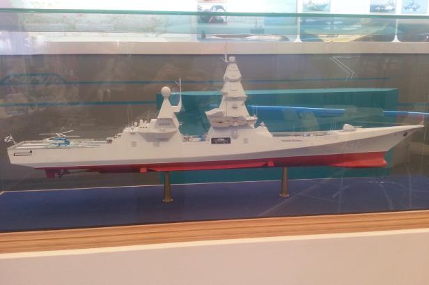 Modell des russischen Atomzerstörers Projekt 23560 „Lider“ im Rüstungsforum Fleet-2026 in St. Petersburg.