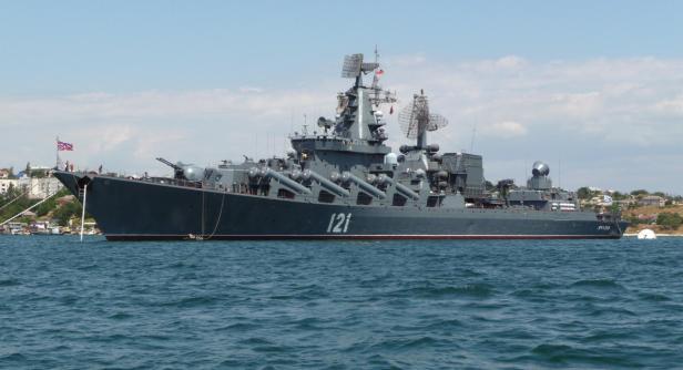 Russischer Zerstörer mit Radaranlagen und Raketen auf See.