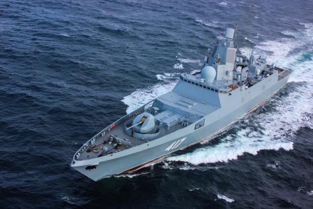 Eine russische Fregatte fährt auf Hoher See