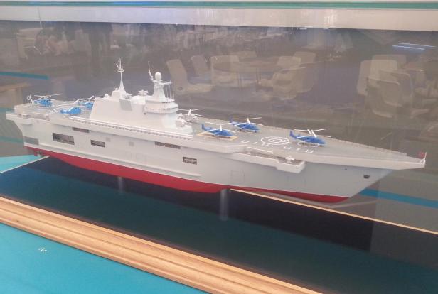 Ein Modell des Hubschrauberträgers Projekt 23900.