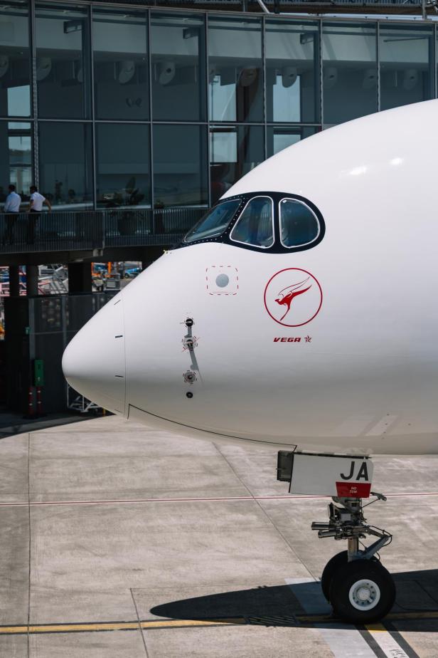 Qantas A350-1000 ULR Passagiermaschine steht am Flugfeld