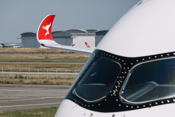 Qantas A350-1000 ULR Passagiermaschine steht am Flugfeld
