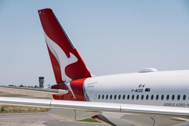 Qantas A350-1000 ULR Passagiermaschine steht am Flugfeld