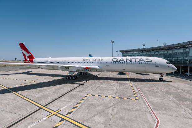 Qantas A350-1000 ULR Passagiermaschine steht am Flugfeld