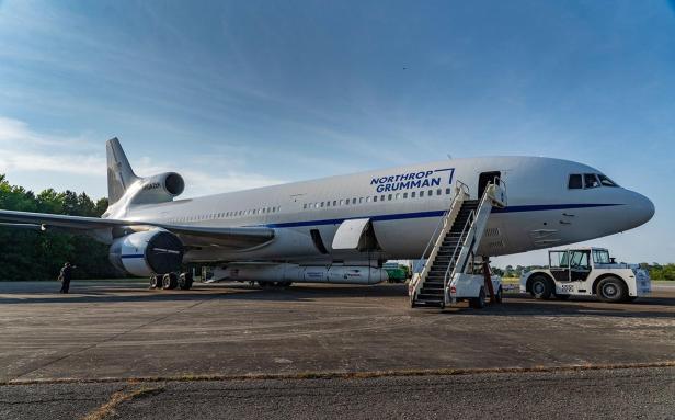 Ein Northrop-Grumman-Flugzeug mit dem NASA- oder Katalyst-Raumschiff LINK am Boden vor dem Start zur Swift-Rettungsmission.