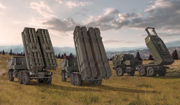 3 Raketenartillerie-Fahrzeue des Typs HIMARS stehen in einer Graslandschaft