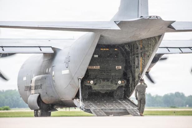 Ein HIMARS ist im offenen Frachtraum eines C-130-Flugzeugs sichtbar