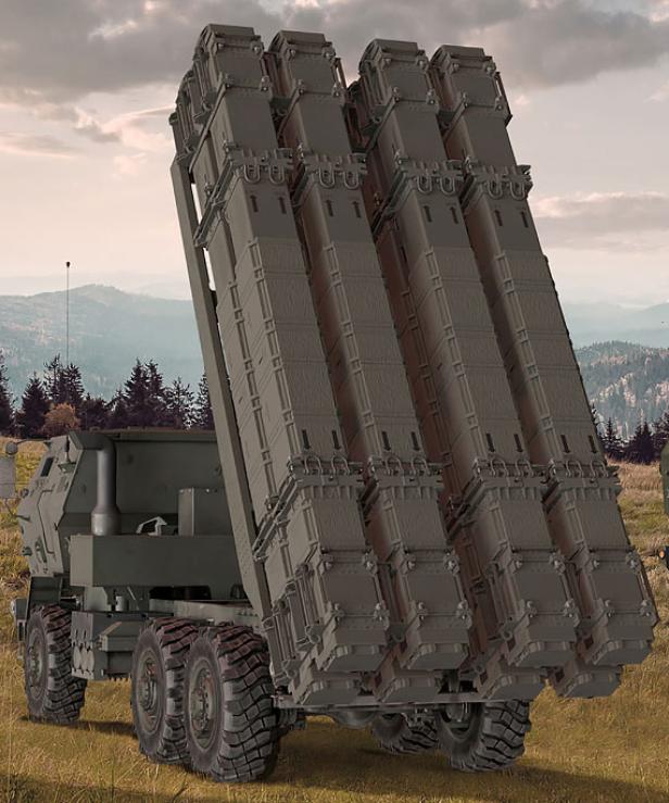 HIMARS-Raketenwerfer steht in Graslandschaft