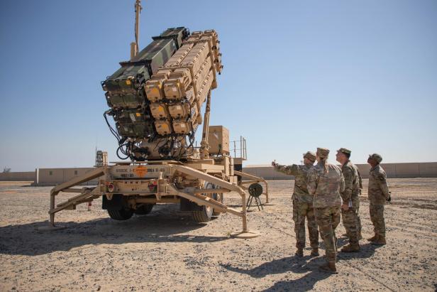 Ein Raketenwerfer zur Luftabwehr steht in der Wüste