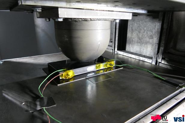 Batteriezelle wird in einer Maschine verformt.