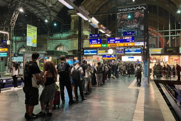 Bahnverkehr wegen Funkstörung bundesweit eingestellt