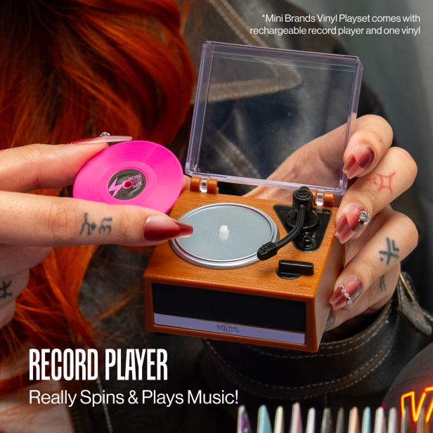 Miniatur-Plattenspieler mit pinker Vinylplatte in Händen.