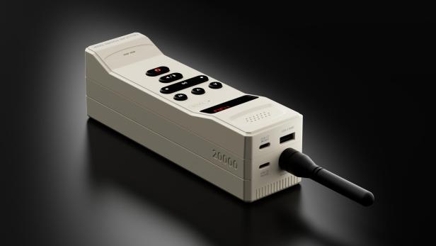 Retro-Powerbank im Stil eines alten Mobiltelefons mit Antenne.