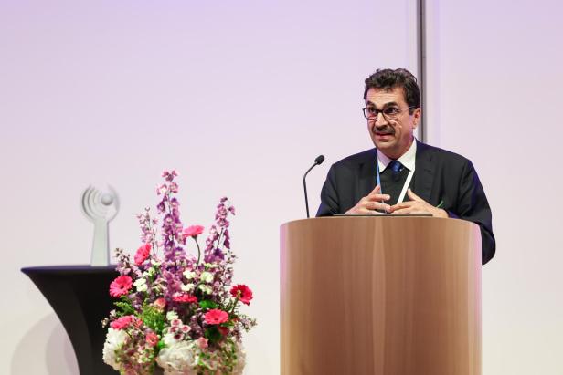 Martin Gerzabek spricht am Rednerpult bei der Verleihung des CDG-Preises, neben ihm steht der Preis auf einem Tisch.