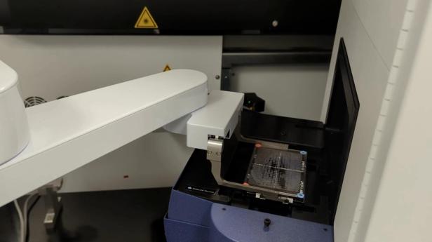 Roboterarm in einem Labor untersucht eine Probe.