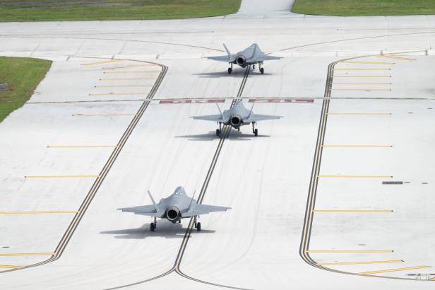 3 Kampfjets des Typs F-35A auf dem Rollfeld.