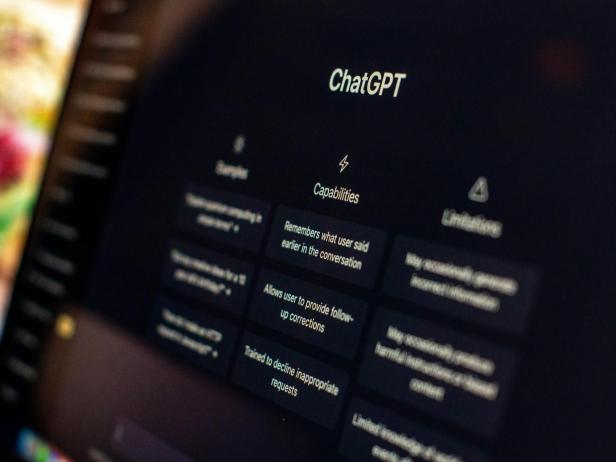 ChatGPT-Startseite auf einem Monitor.