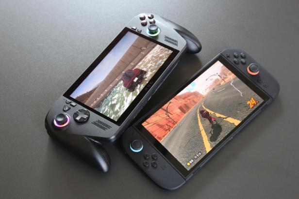Zwei tragbare Gaming-Geräte mit laufenden Rennspielen auf dem Display.