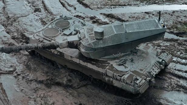 Kampfpanzer fährt im Schlamm