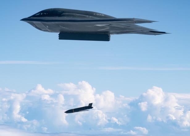 ein b-2 Stealth-Bomber wird vor blauem Himmel einen Marschflugkörper ab