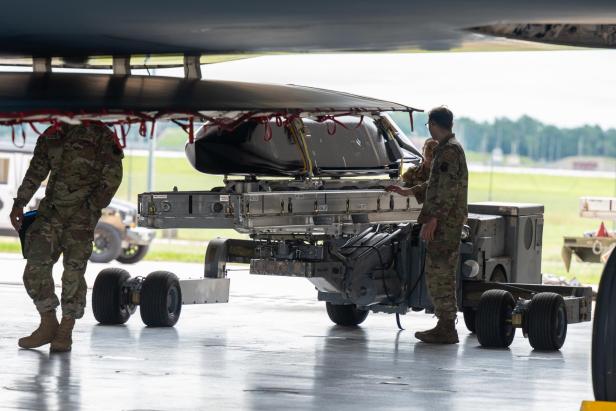 us-soldaten laden eine Rakete in den Waffenschaft eines B-2 Bombers