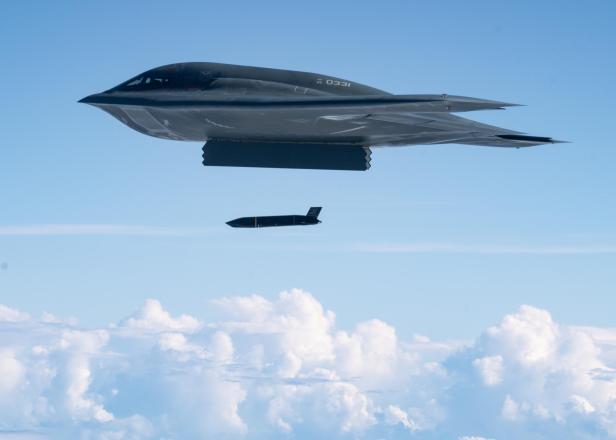 B-2-Bomber mit einer gelenkten Rakete im Flug.