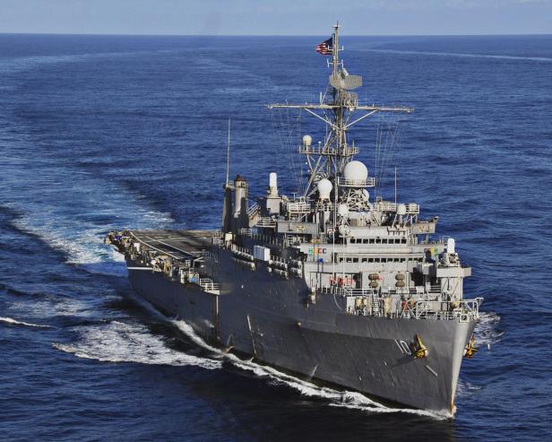 Die USS Juneau fährt auf hoher See mit Radarantennen und US-Flagge.
