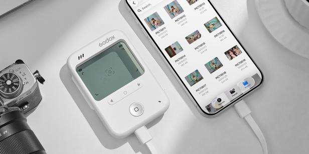 Mini-Kamera ist per USB-C-Kabel mit einem Smartphone verbunden