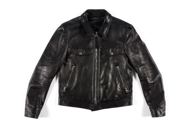 Schwarze Lederjacke mit Reißverschluss und Brusttaschen auf weißem Hintergrund.