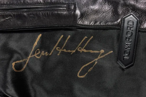 Schwarze Lederjacke mit goldener Unterschrift und Tom-Ford-Label.