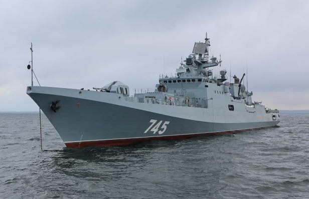 Russisches Kriegsschiff mit der Nummer 745 auf ruhiger See.