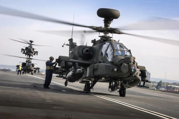 3 Kampfhubschrauber landen auf dem Deck eines Flugzeugträgers