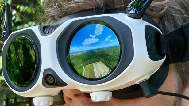 VR-Brille mit zwei Antennen und rundem Außendisplay vor dem Auge.