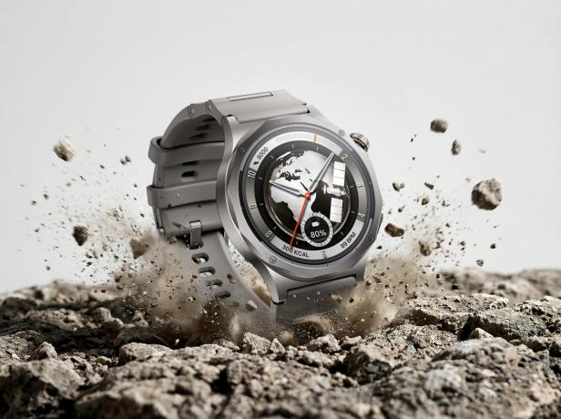 Robuste Smartwatch im felsigen Gelände.