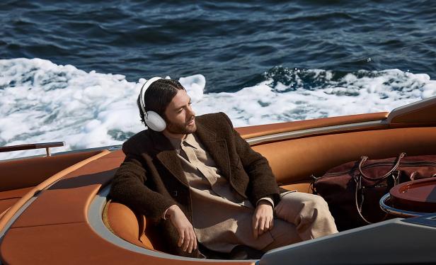 Ein Mann mit Kopfhörern sitzt in einem Motorboot