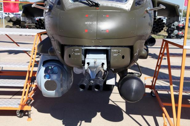 Bugnase eines Kampfhubschraubers mit montierter Kanone.